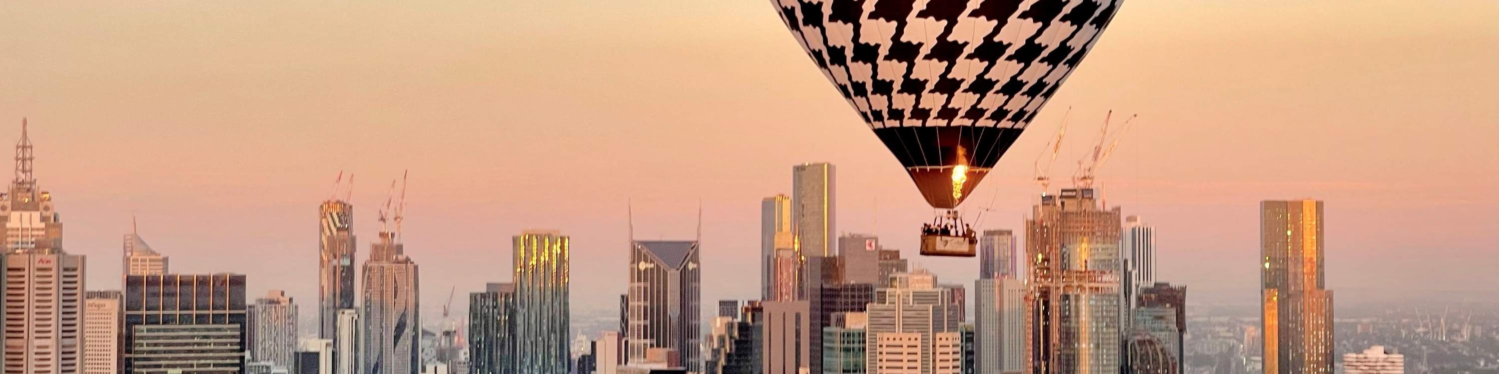 Pendant le vol, votre pilote vous emmènera en voyage au-dessus/autour de Melbourne. Le trajet étant déterminé par la direction du vent, vous pourriez survoler des gratte-ciel, la banlieue, ou un peu des deux.